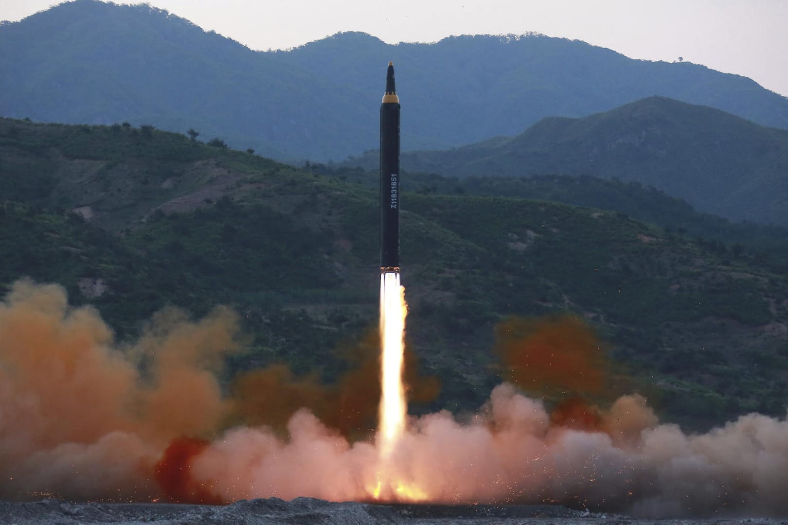 Das Foto der staatlichen nordkoreansichen Nachrichtenagentur KCNA soll eine Rakete des Typs «Hwasong-12» zeigen.