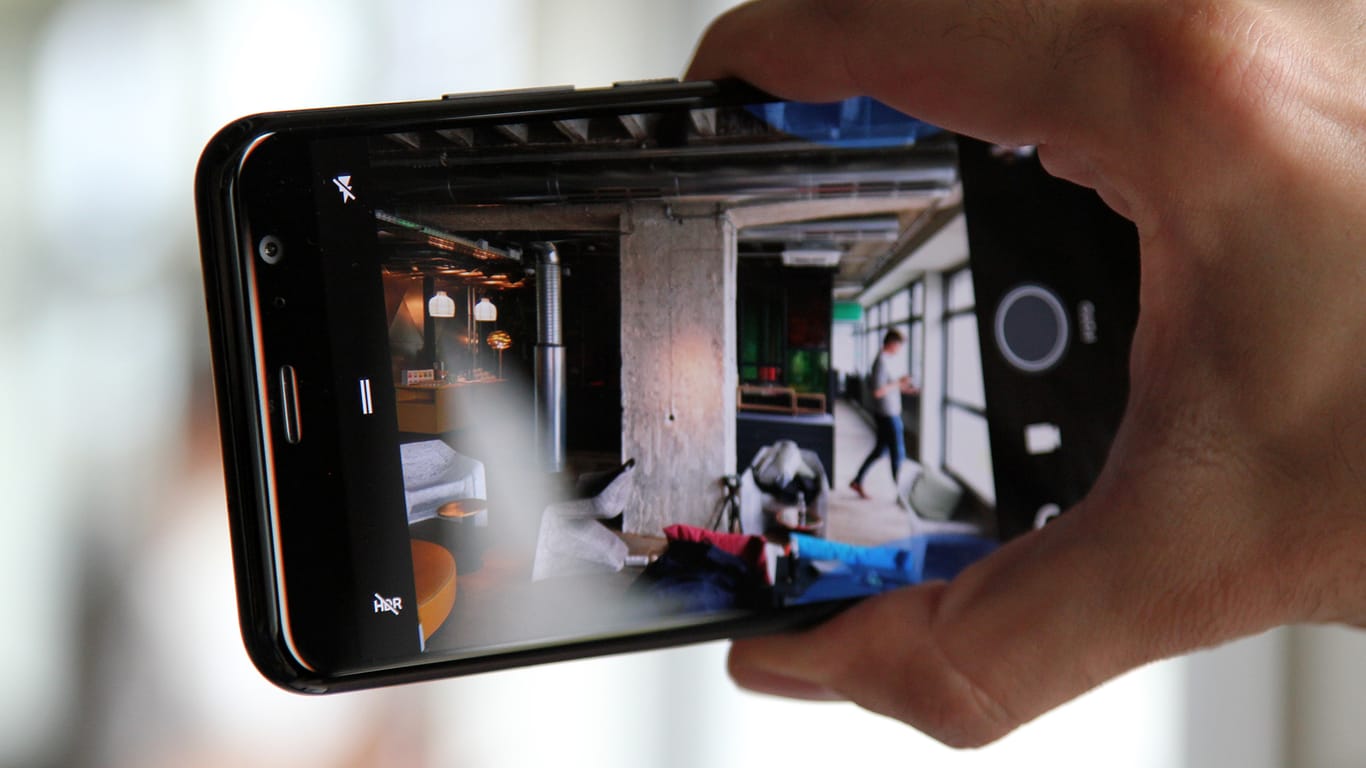 Ein Druck löst ein Foto aus: "Edge Sense" des HTC U11 in der Kamera-App