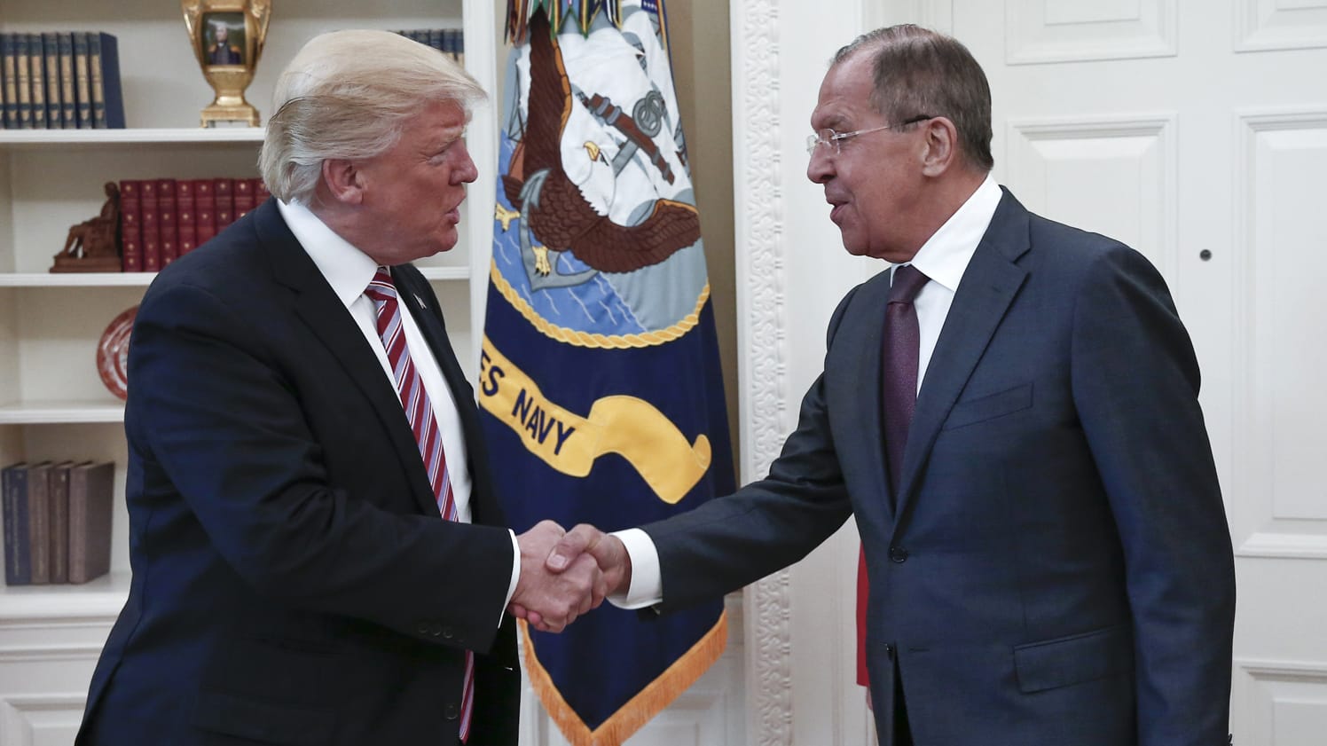 Bei seinem Treffen mit Russlands Außenminister Sergej Lawrow soll US-Präsident Donald Trump geheime Informationen ausgeplaudert haben. Bei seinem Treffen mit Russlands Außenminister Sergej Lawrow soll US-Präsident Donald Trump geheime Informationen ausgeplaudert haben.