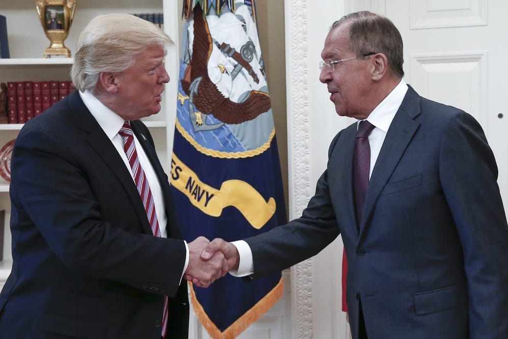Bei seinem Treffen mit Russlands Außenminister Sergej Lawrow soll US-Präsident Donald Trump geheime Informationen ausgeplaudert haben.