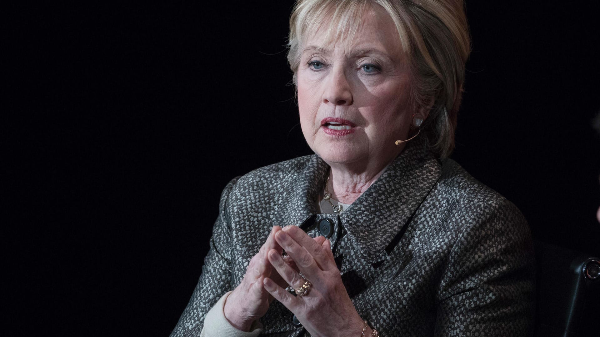 Die ehemalige US-Außenministerin Hillary Clinton - nach der verlorenen Präsidentschaftswahl hat sie ein neues Projekt. Die ehemalige US-Außenministerin Hillary Clinton - nach der verlorenen Präsidentschaftswahl hat sie ein neues Projekt.