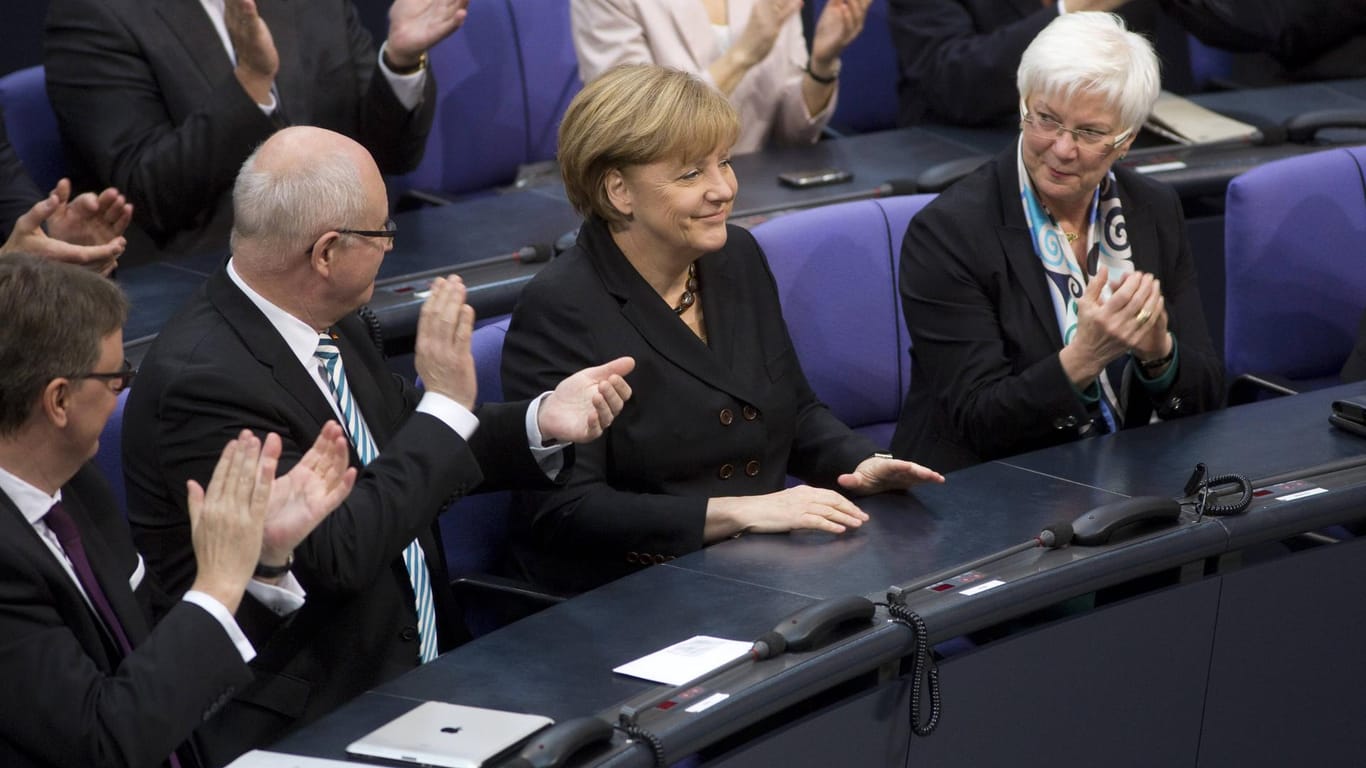 Am 17. Dezember 2013 konnte sich Angela Merkel über ihre dritte Wahl zur Bundeskanzlerin freuen. Schafft sie es auch noch ein viertes Mal?