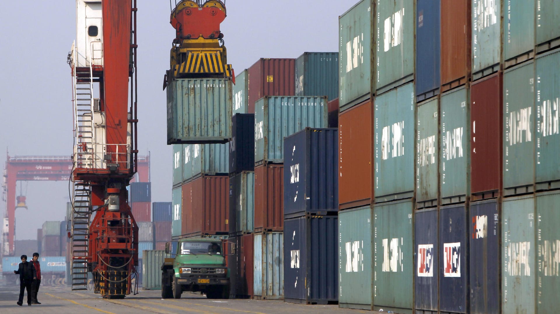 Der Abschluss von Freihandelsabkommen wird in Zukunft in Europa nicht einfacher, denn die EU-Mitgliedsstaaten sollen ein Veto-Recht zugesprochen bekommen. Der Abschluss von Freihandelsabkommen wird in Zukunft in Europa nicht einfacher, denn die EU-Mitgliedsstaaten sollen ein Veto-Recht zugesprochen bekommen.