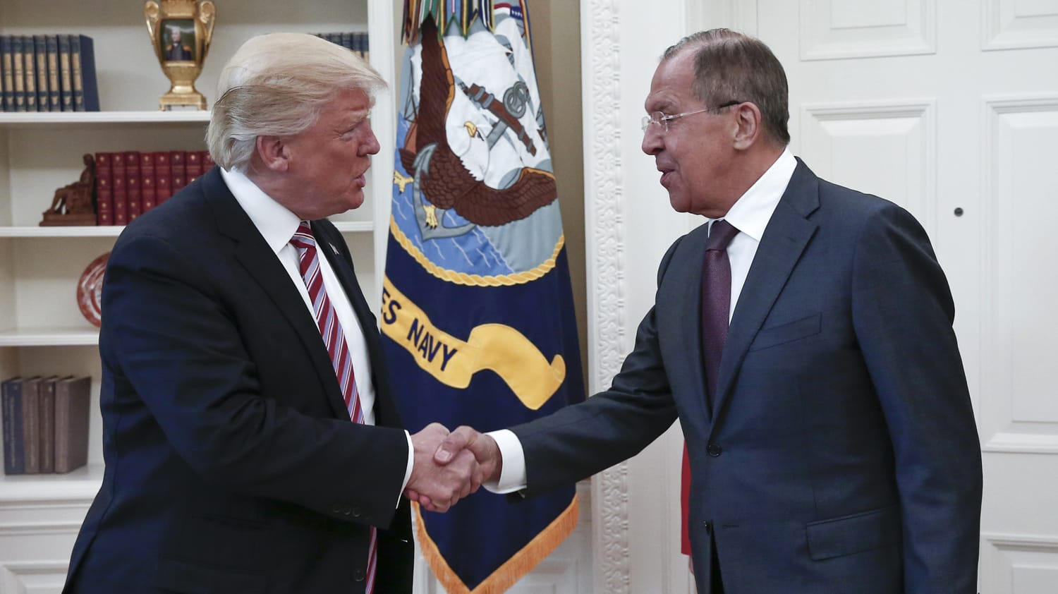 US-Präsident Donald Trump (l) und Russlands Außenminister Sergej Lawrow im Weißen Haus in Washington. US-Präsident Donald Trump (l) und Russlands Außenminister Sergej Lawrow im Weißen Haus in Washington.