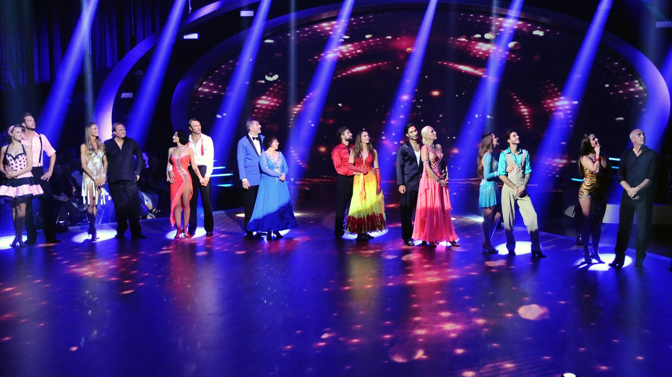 Acht Promi-Paare nahmen 2015 an der Tanz-Live-Show "Stepping Out" teil.