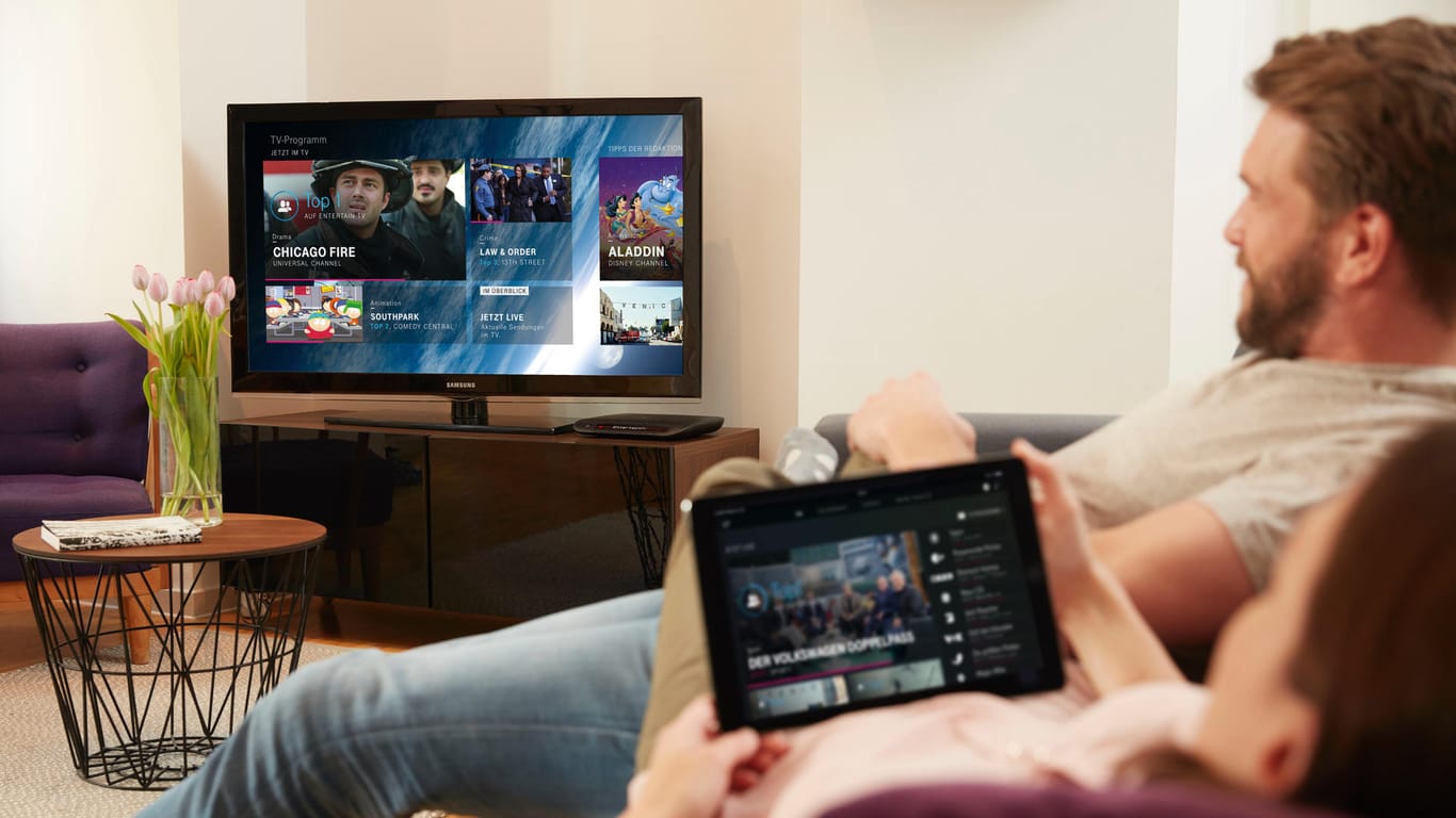 Das Wohnzimmer wird zur Multimedia-Zentrale. Mit der richtigen App lässt sich der TV einfach über das Touchpad steuern.