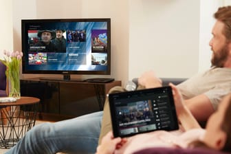 Das Wohnzimmer wird zur Multimedia-Zentrale. Mit der richtigen App lässt sich der TV einfach über das Touchpad steuern.