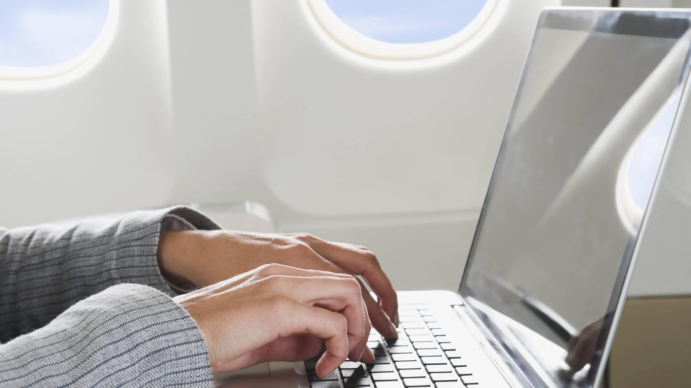 Viele Manager erledigen einen Großteil ihrer Arbeit im Flugzeug. Viele Manager erledigen einen Großteil ihrer Arbeit im Flugzeug.