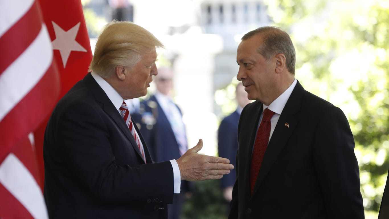 US-Präsident Donald Trump begrüßt Erdogan im Weißen Haus.