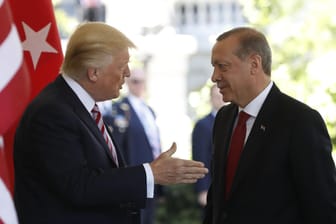 US-Präsident Donald Trump begrüßt Erdogan im Weißen Haus.