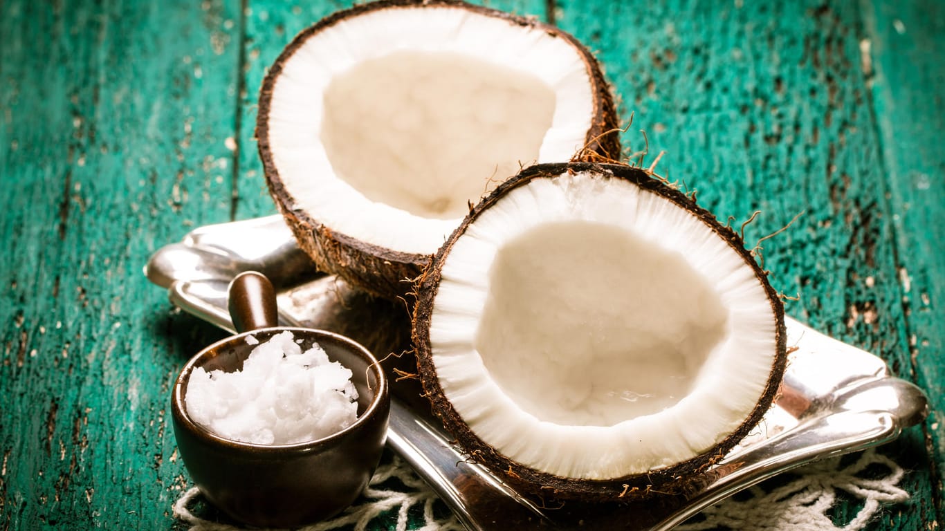 Geöffnete Kokosnuss: Die Steinfrucht enthält reichlich pflanzliches Fett und viele Ballaststoffe.