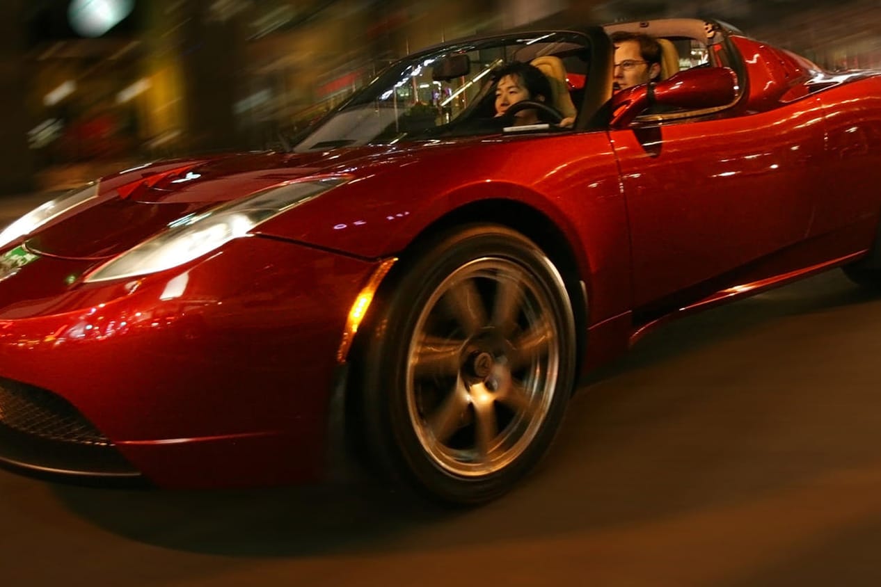 Tesla hat mit dem Roadster schon vor rund zehn Jahren gezeigt, wie viel Fahrspaß ein Elektroauto bieten kann.