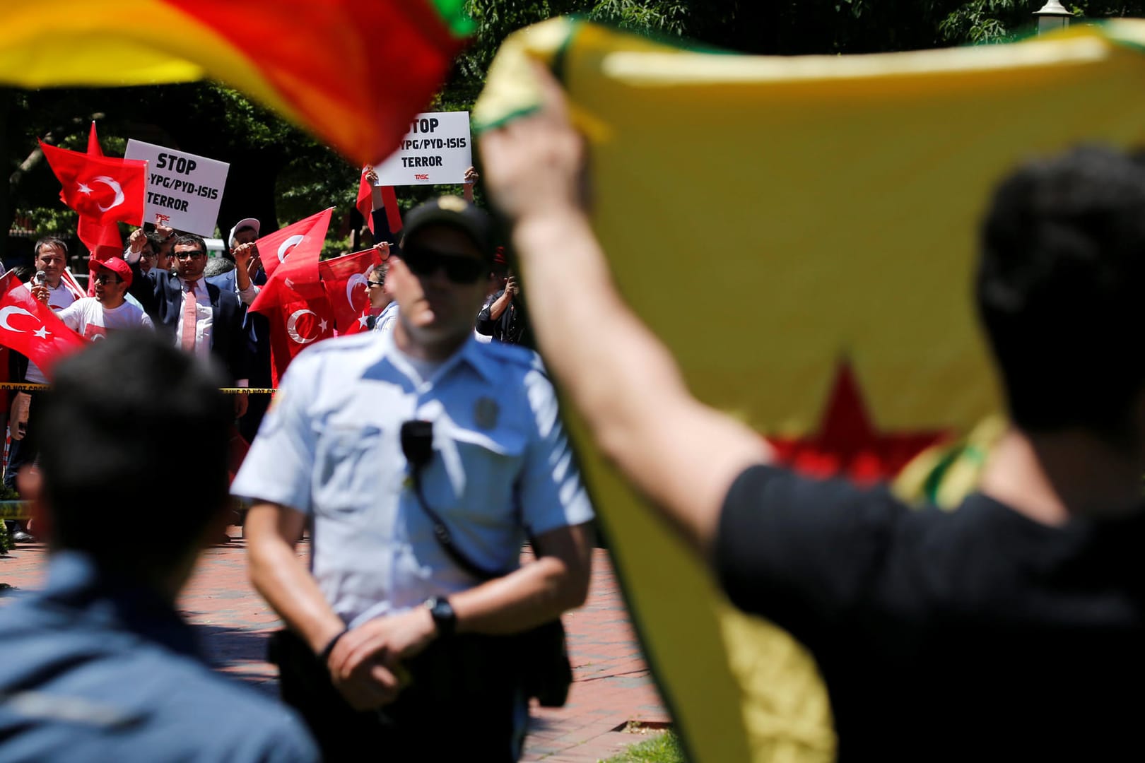 Befürworter und Gegner von Erdogan sind in Washington aufeinander gestoßen.