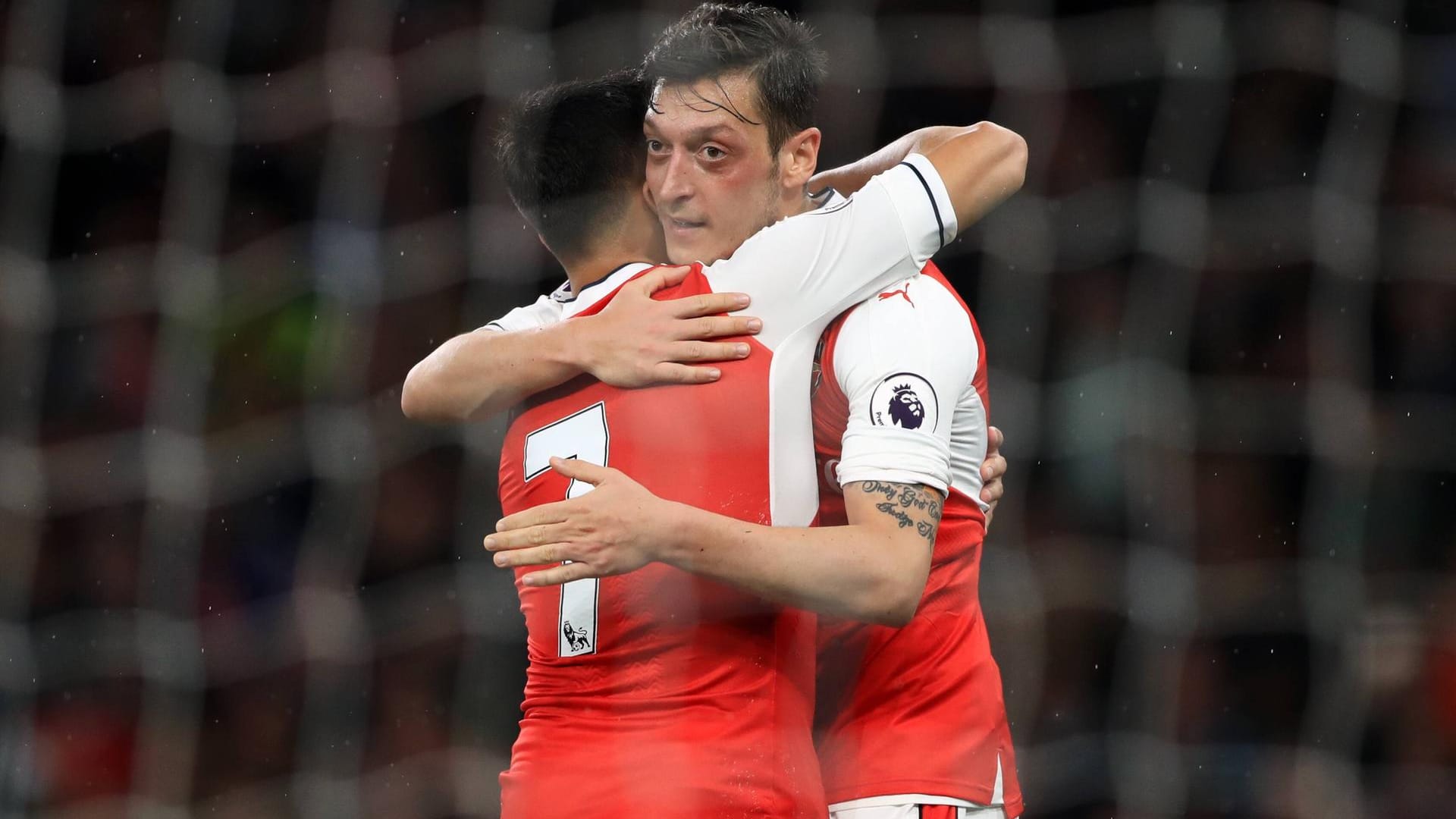 Özil und Alexis Sanchez bejubeln den Sieg gegen Sunderland.