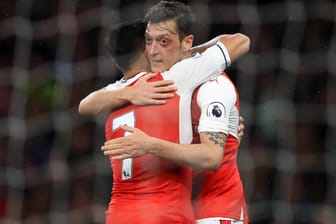 Özil und Alexis Sanchez bejubeln den Sieg gegen Sunderland.
