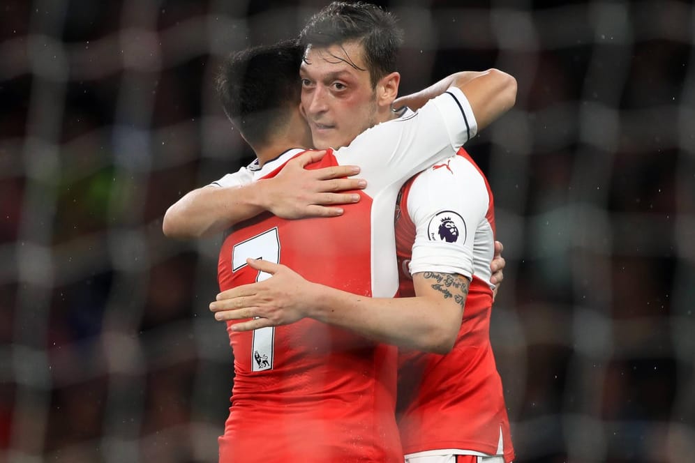 Özil und Alexis Sanchez bejubeln den Sieg gegen Sunderland.