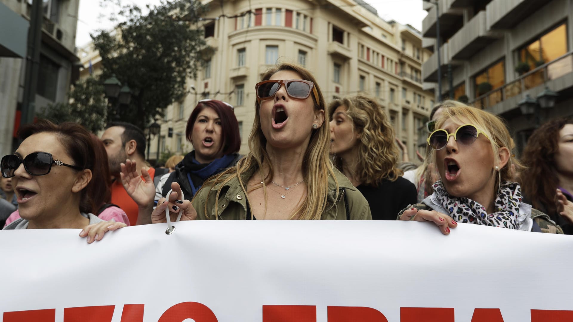 Demonstranten beteiligen sich am Generalstreik und ziehen mit einem Transparent durch die Innenstadt von Athen (Griechenland). Demonstranten beteiligen sich am Generalstreik und ziehen mit einem Transparent durch die Innenstadt von Athen (Griechenland).