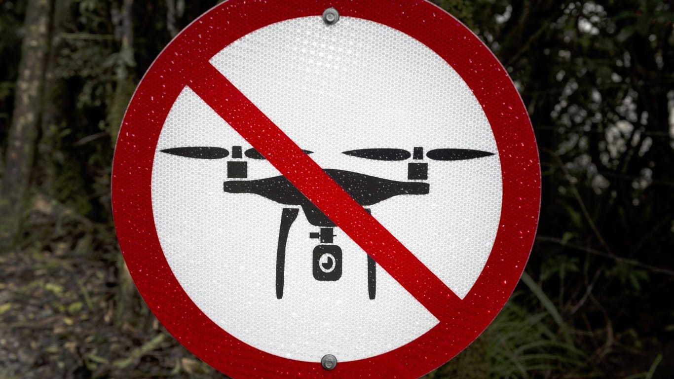 Mit einem elektronischen Abwehrsystem wollen britische Gefängnisse Drohnen abhalten.