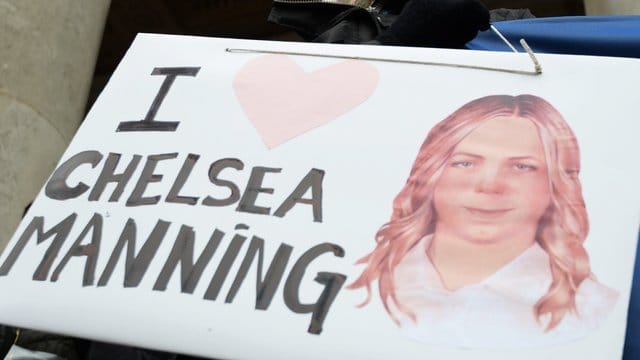 Manning-Unterstützerin: Die US-Whistleblowerin war wegen Spionage und Kolloberation mit dem Feind zu 35 Jahren Militärhaft verurteilt worden. Manning-Unterstützerin: Die US-Whistleblowerin war wegen Spionage und Kolloberation mit dem Feind zu 35 Jahren Militärhaft verurteilt worden.