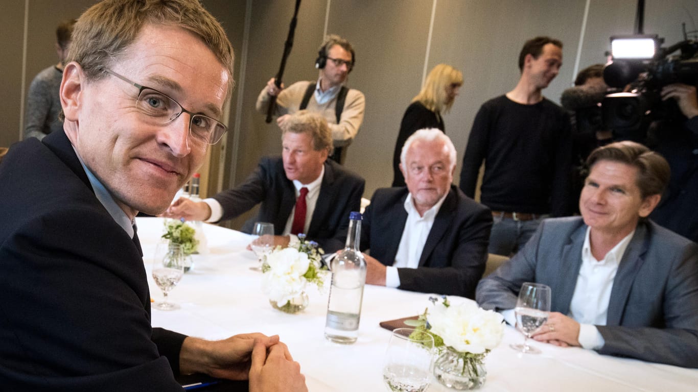 CDU-Landesparteivorsitzender Daniel Günther (l) und die FDP-Politiker Heiner Garg (r-l) und Wolfgang Kubicki treffen sich zu ersten Gesprächen in Kiel.