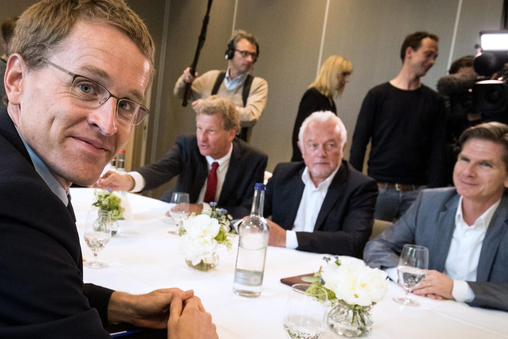 CDU-Landesparteivorsitzender Daniel Günther (l) und die FDP-Politiker Heiner Garg (r-l) und Wolfgang Kubicki treffen sich zu ersten Gesprächen in Kiel.