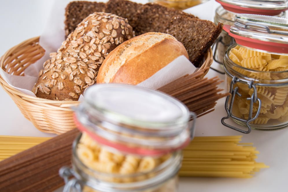 Zu einer ausgewogenen Ernährung gehören auch Kohlenhydrate. Wer davon länger satt bleiben möchte, greift zu Vollkornprodukten.