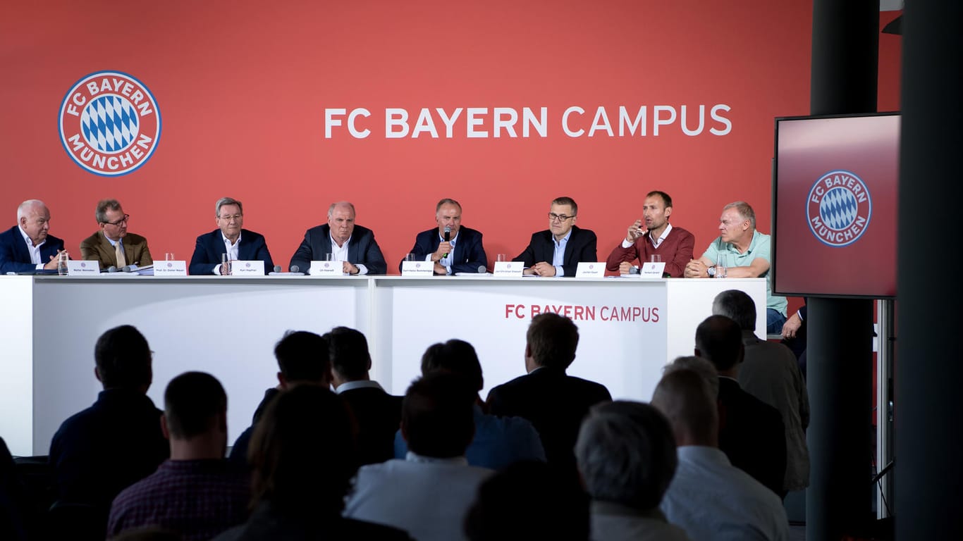 Bayern Münchens Führungsriege bei der Präsentation des neuen "FC Bayern Campus".