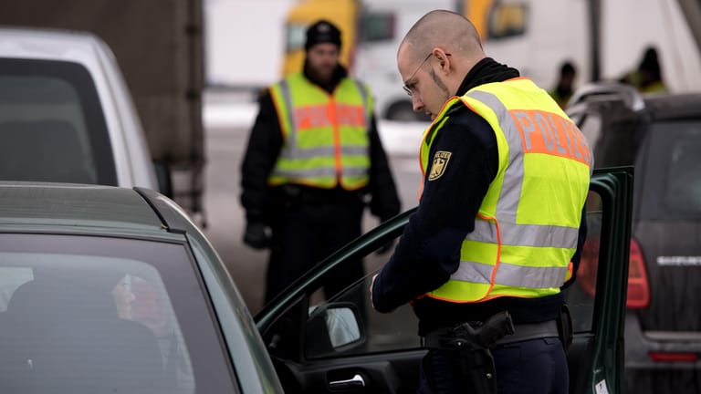 Polizisten werden wie in der Vergangenheit beim G7–Gipfel im bayerischen Elmau 2015 Einreisen an der Grenze kontrollieren (Archiv).