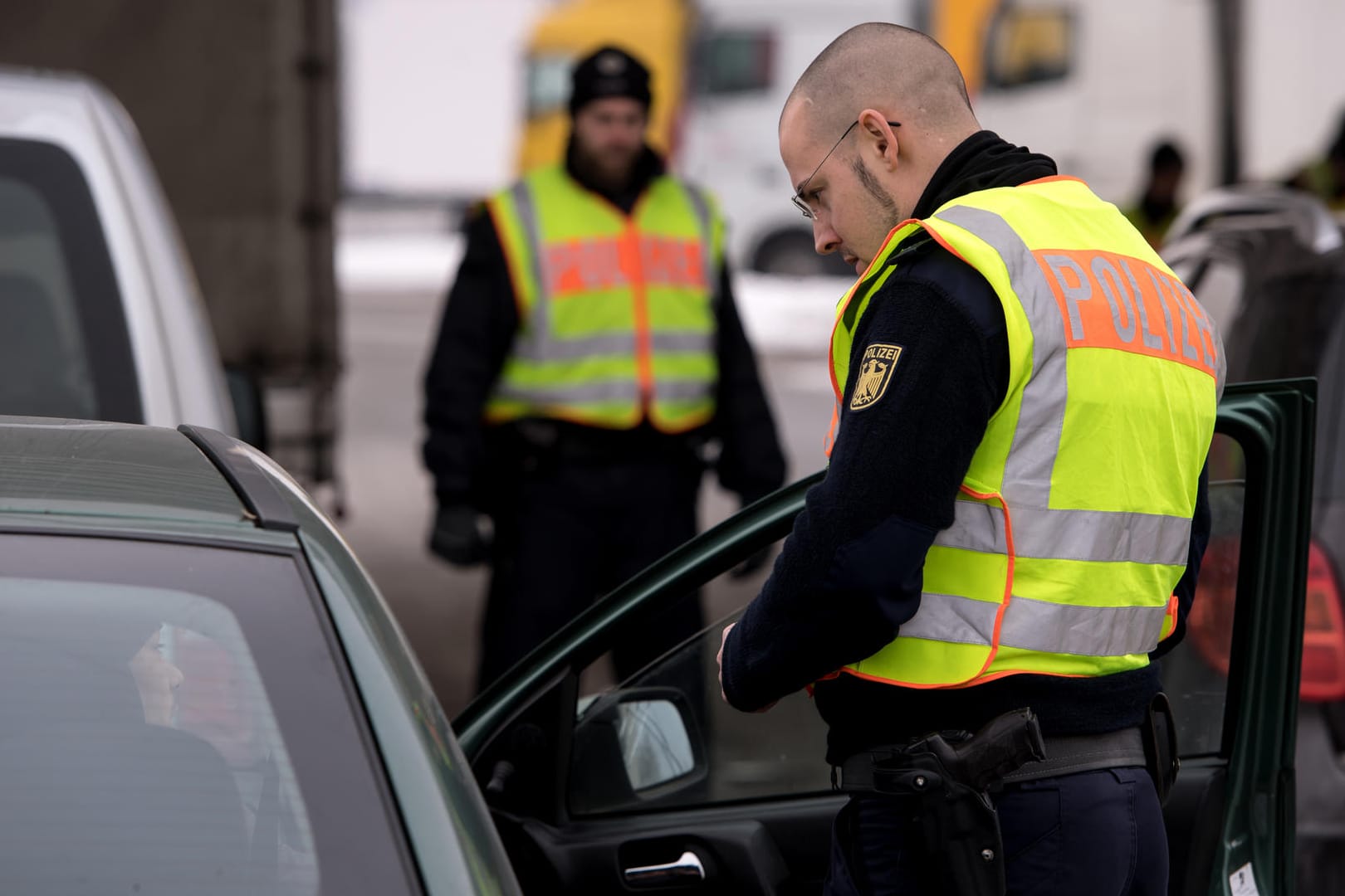 Polizisten werden wie in der Vergangenheit beim G7–Gipfel im bayerischen Elmau 2015 Einreisen an der Grenze kontrollieren (Archiv).