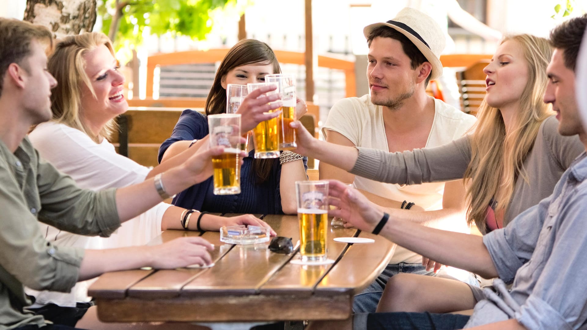 Freunde stoßen mit Bier an.