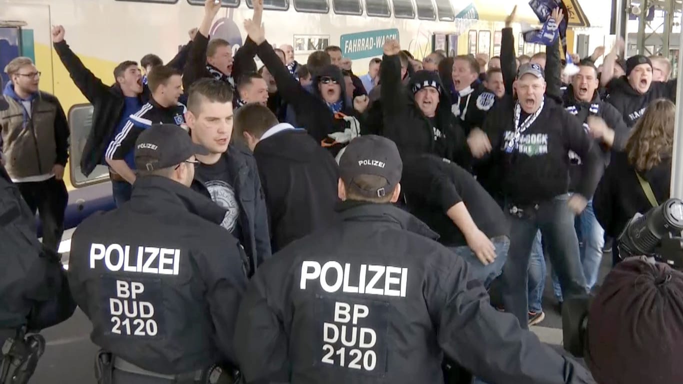 Die Bundesligaklubs werden auch weiterhin nicht für Polizeieinsätze (wie hier vor dem Spiel von Werder Bremen gegen den HSV) zur Kasse gebeten.