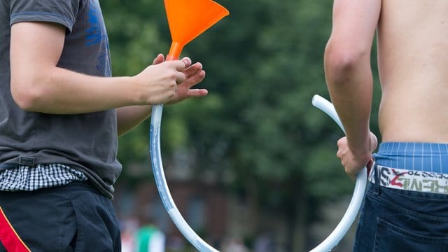 Jugendliche mit einer sogenannten Bierbong.