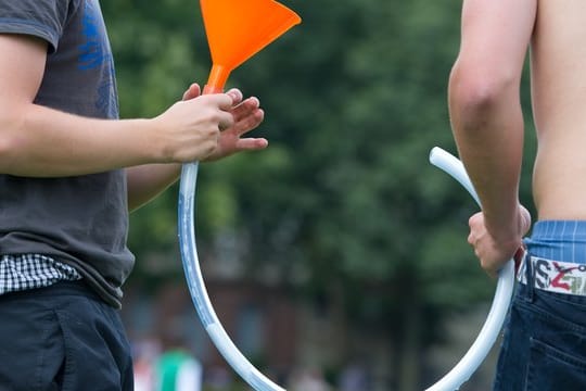 Jugendliche mit einer sogenannten Bierbong.