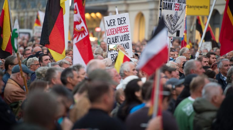 Teilnehmer einer Pegida-Kundgebung in Dresden.