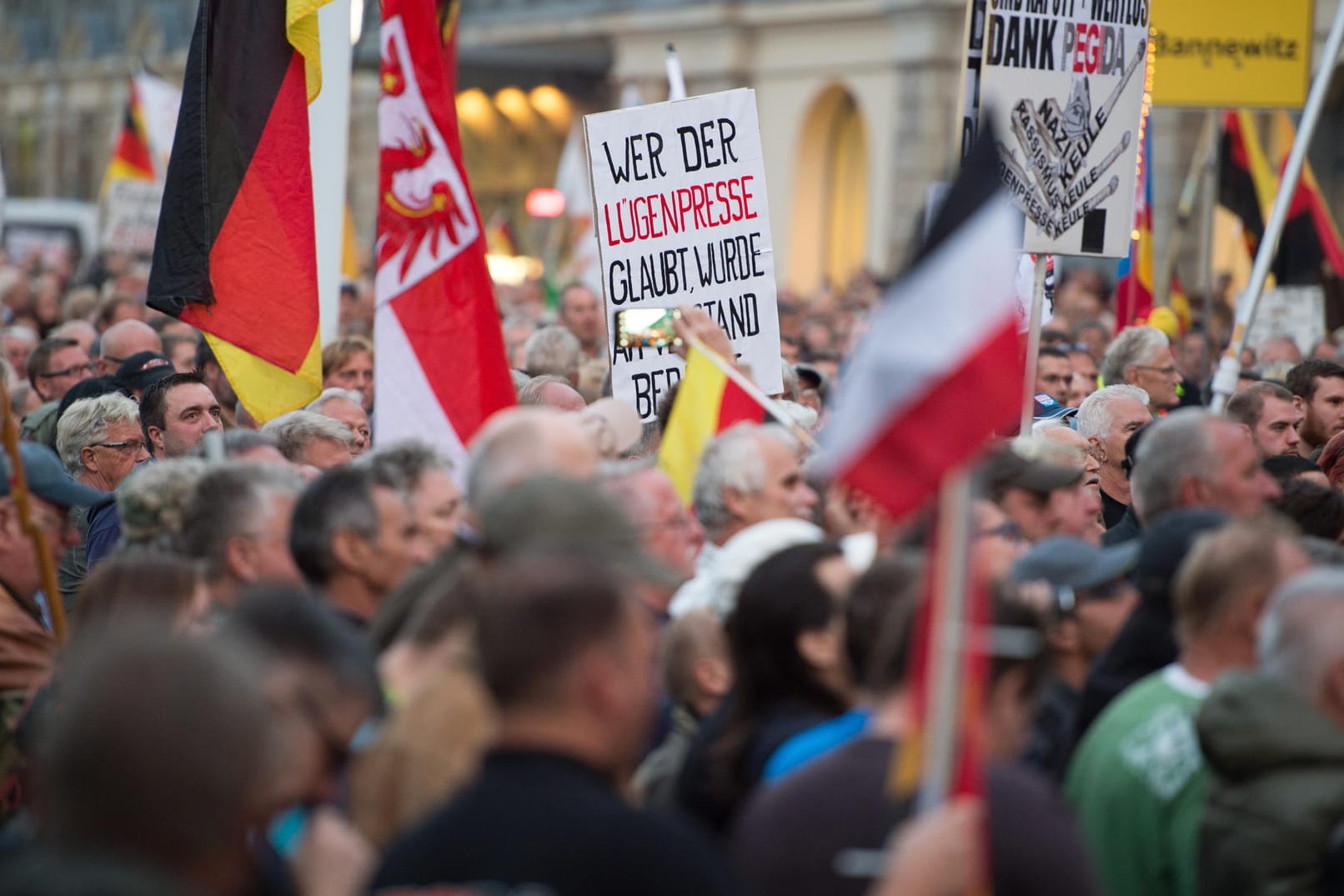 Teilnehmer einer Pegida-Kundgebung in Dresden.