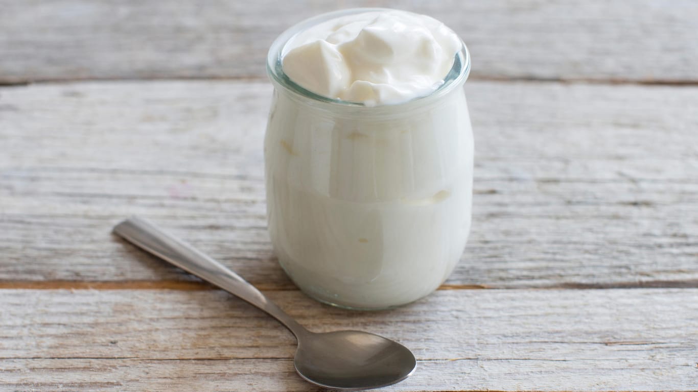 Die DMK Deutsche Milchkontor GmbH ruft einen Joghurt zurück.