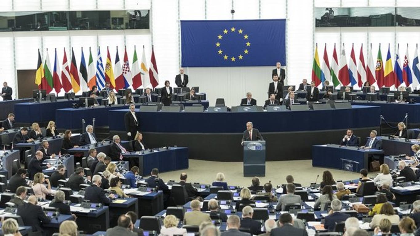 UN Generalsekretär Antonio Guterres (M) spricht im Europäischen Parlament in Straßburg.