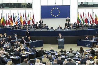 UN Generalsekretär Antonio Guterres (M) spricht im Europäischen Parlament in Straßburg.