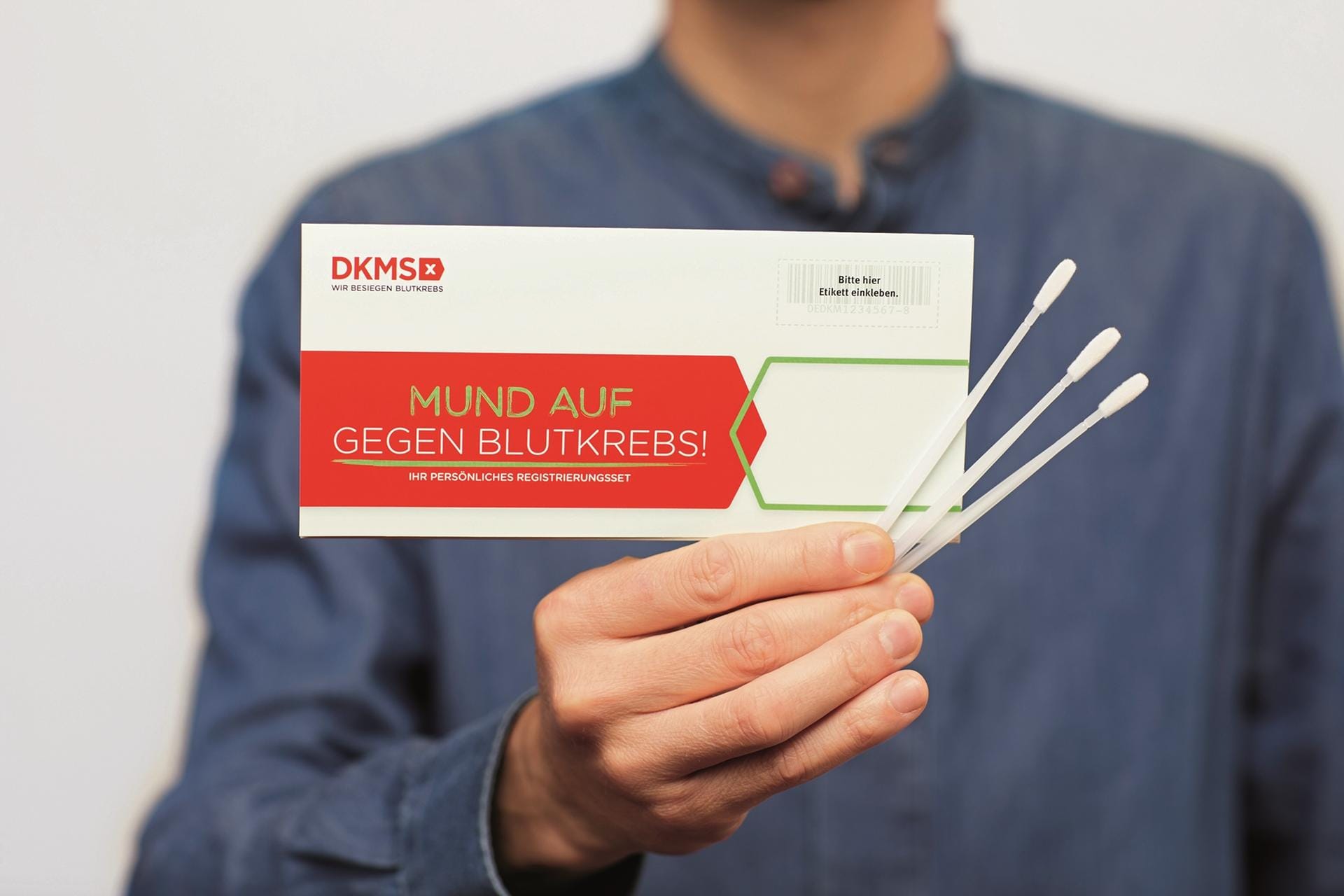 Ein Registrierungsset der Deutschen Knochenmarkspenderdatei (DKMS) Ein Registrierungsset der Deutschen Knochenmarkspenderdatei (DKMS)