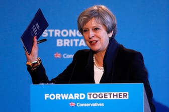 Die britische Premierministerin Theresa May stellt ihr Wahlprogramm vor.