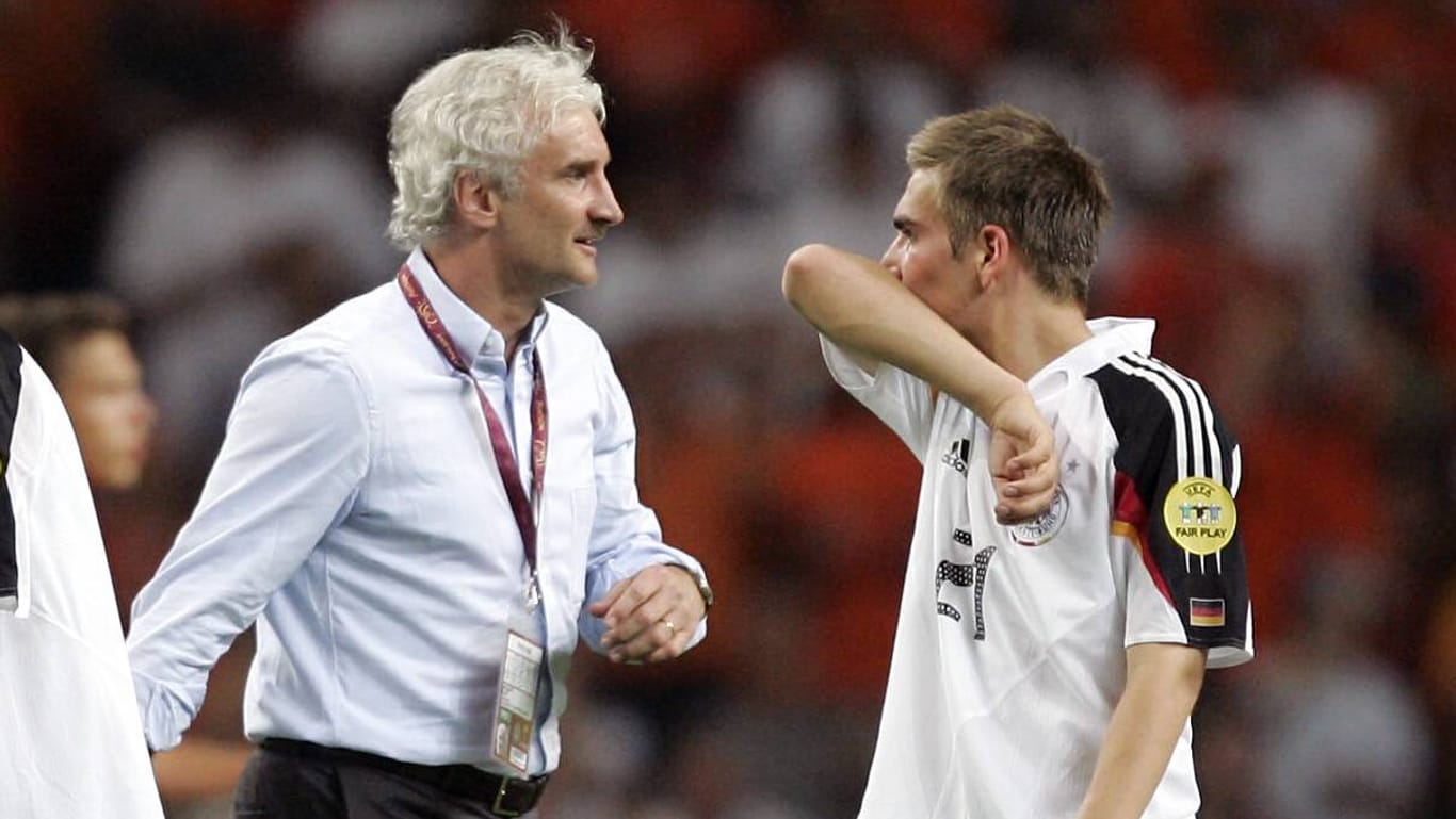 Rudi Völler, damals Teamchef der deutschen Nationalmannschaft, bei der EM 2004 mit Philipp Lahm.