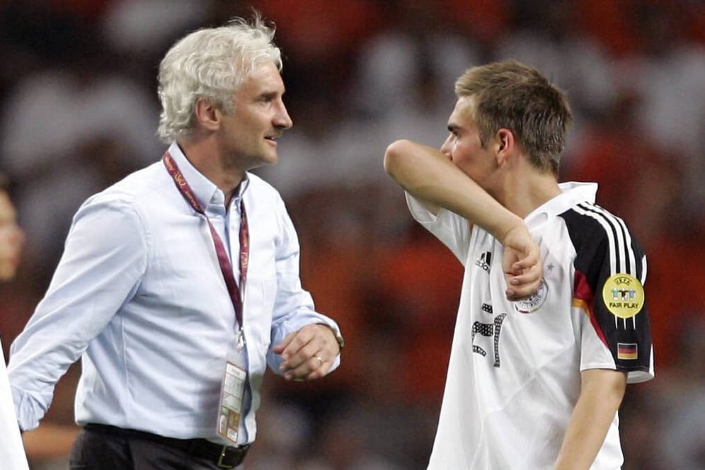Rudi Völler, damals Teamchef der deutschen Nationalmannschaft, bei der EM 2004 mit Philipp Lahm.