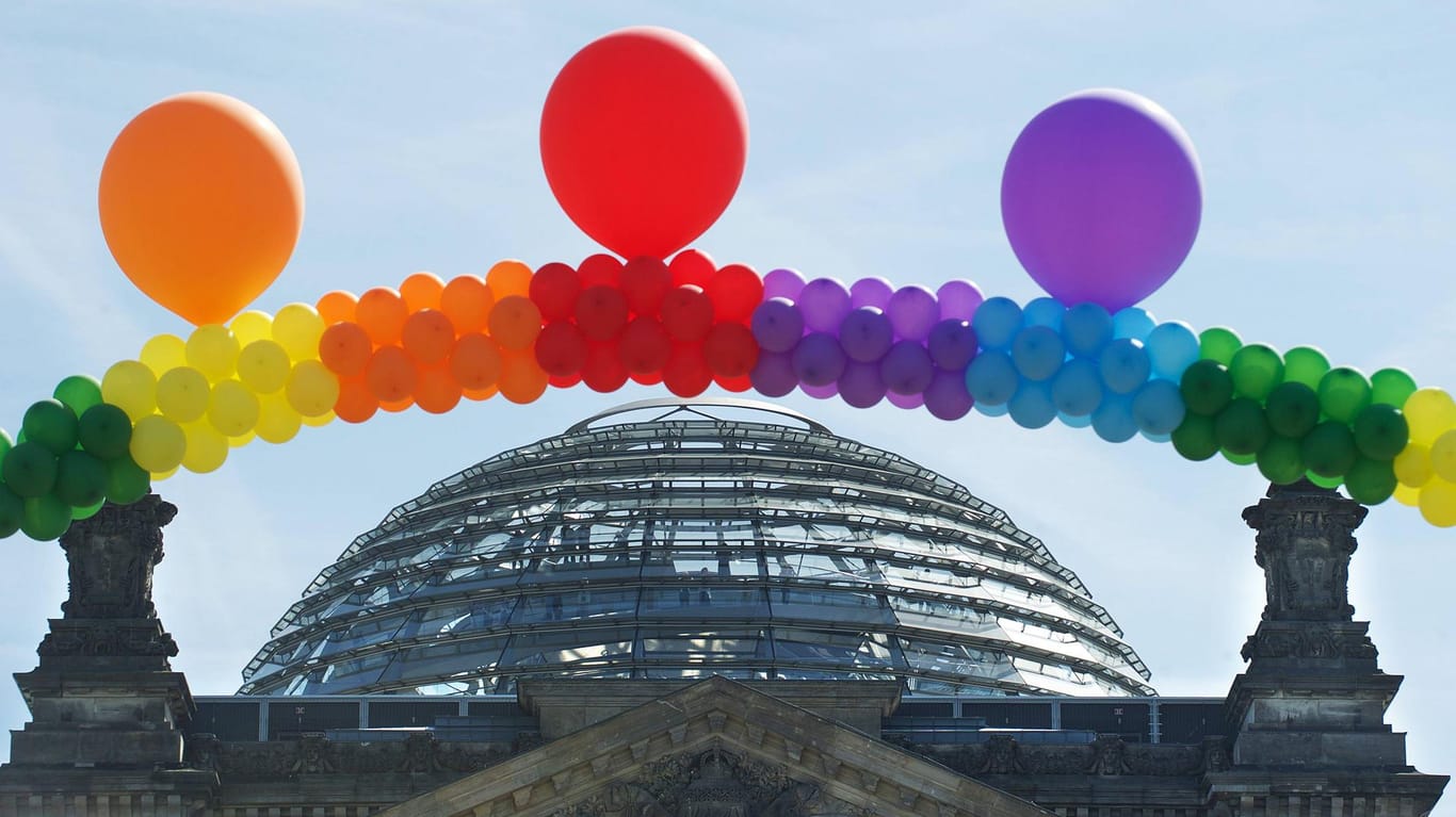Regenbogen über dem Reichstag wirbt für eine offene Gesellschaft.