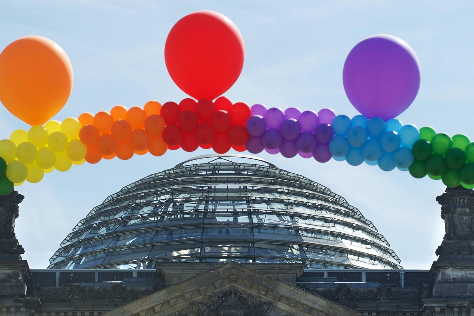 Regenbogen über dem Reichstag wirbt für eine offene Gesellschaft.