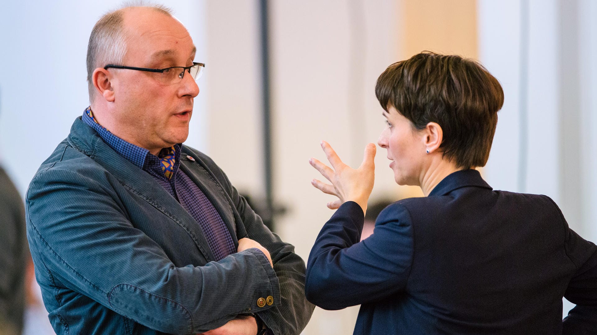 Der Delegierte Jens Maier (l) spricht beim Landesparteitag der Alternative für Deutschland mit der AfD-Bundesvorsitzenden Frauke Petry.