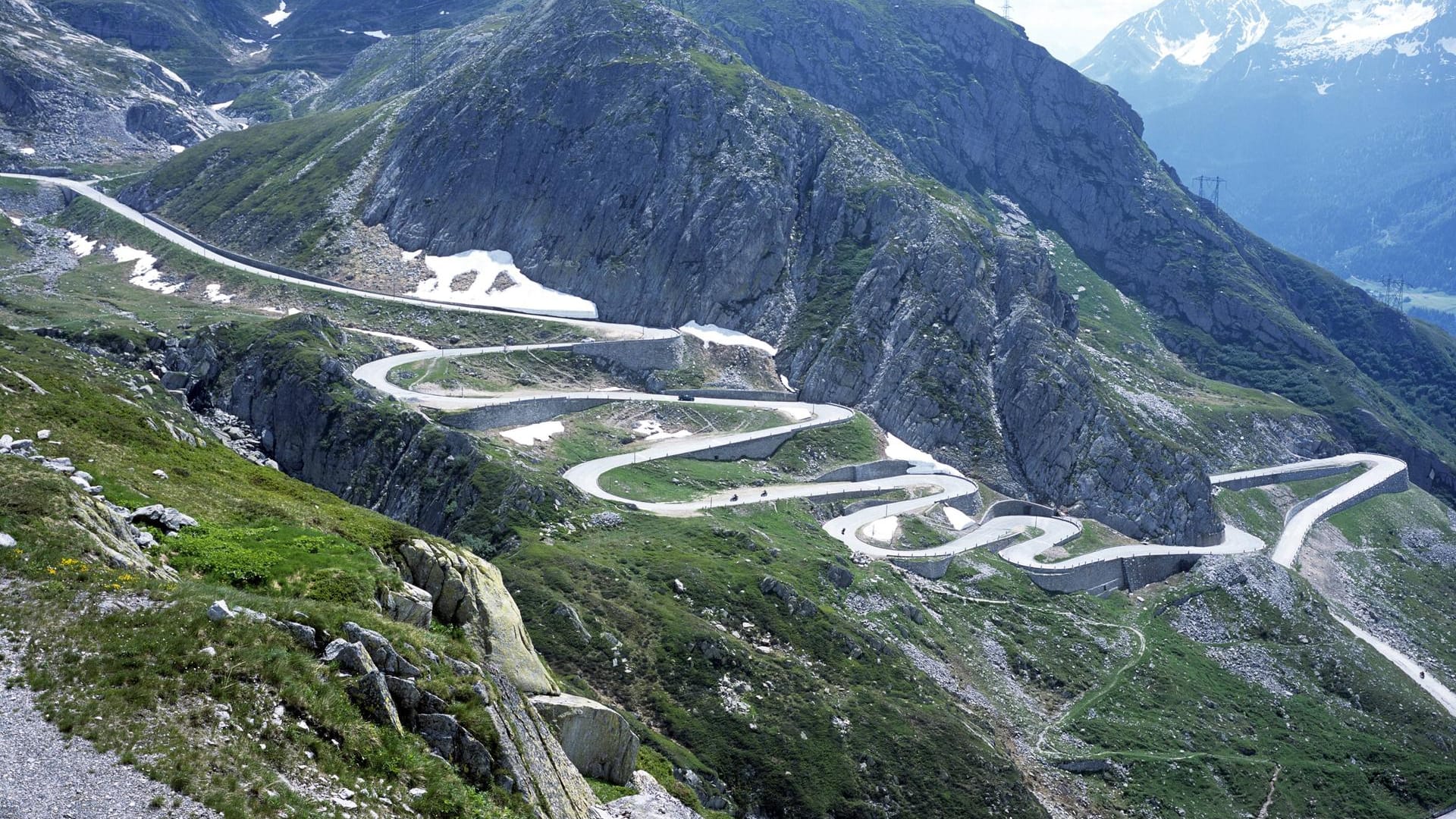 Die zahlreichen Serpentinen des Sankt Gotthardpass in der Schweiz.