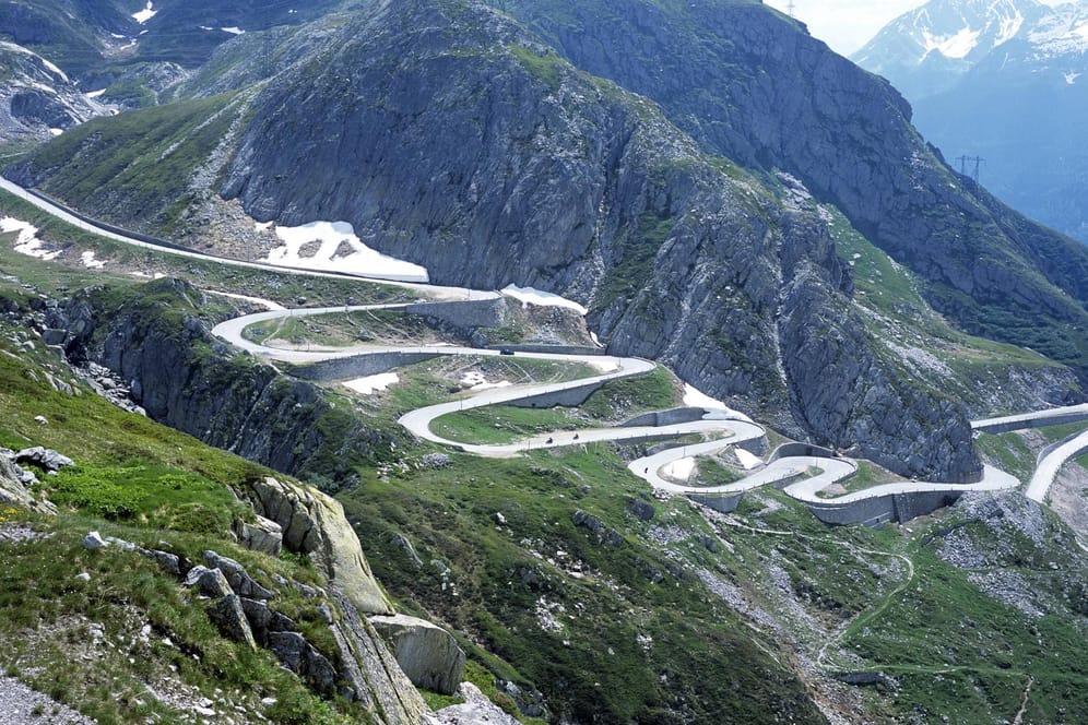 Die zahlreichen Serpentinen des Sankt Gotthardpass in der Schweiz.