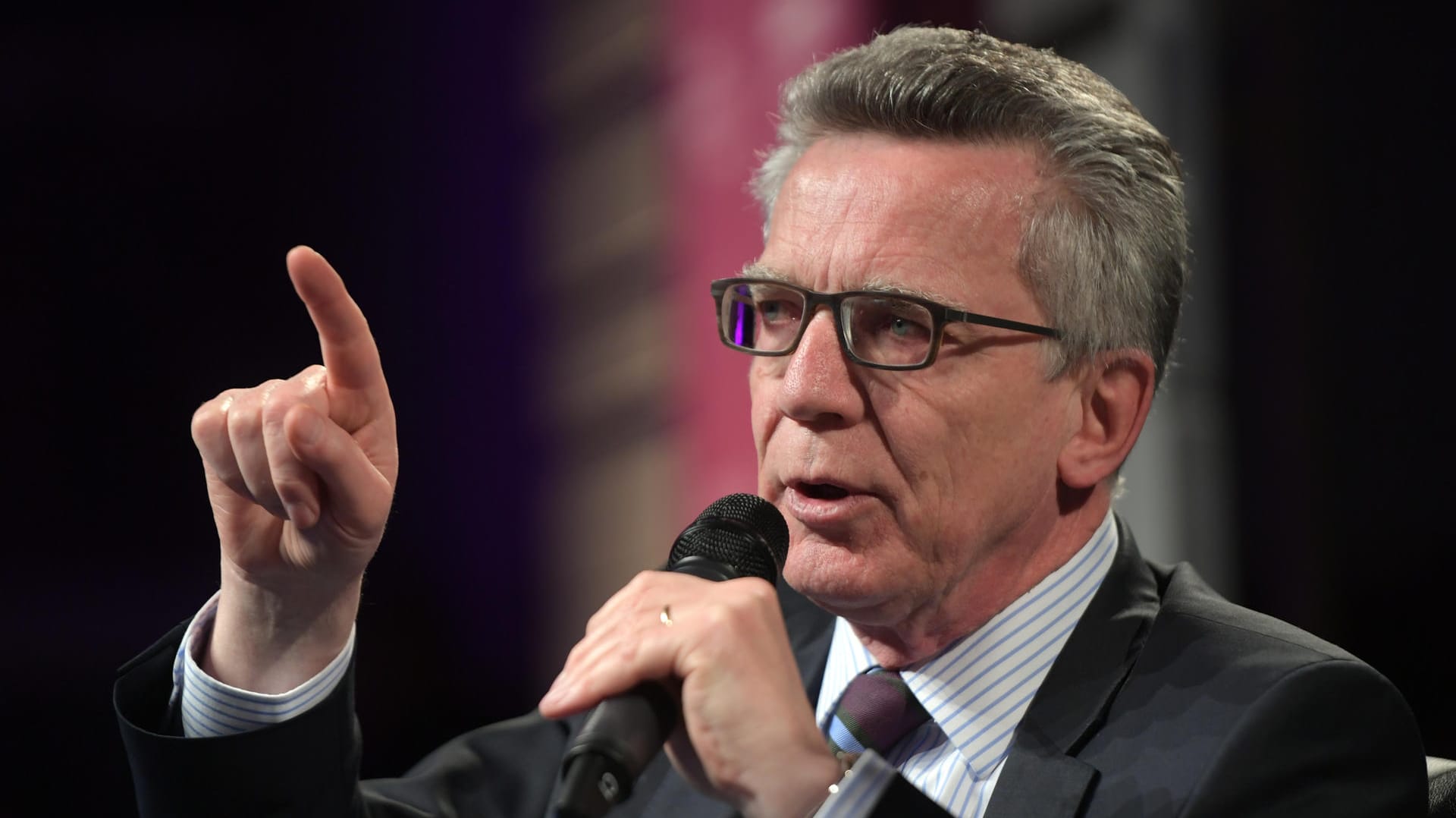 Für Bundesinnenminister Thomas de Maizière steht im Zweifel die Sicherheit vor Bequemlichkeit. Für Bundesinnenminister Thomas de Maizière steht im Zweifel die Sicherheit vor Bequemlichkeit.