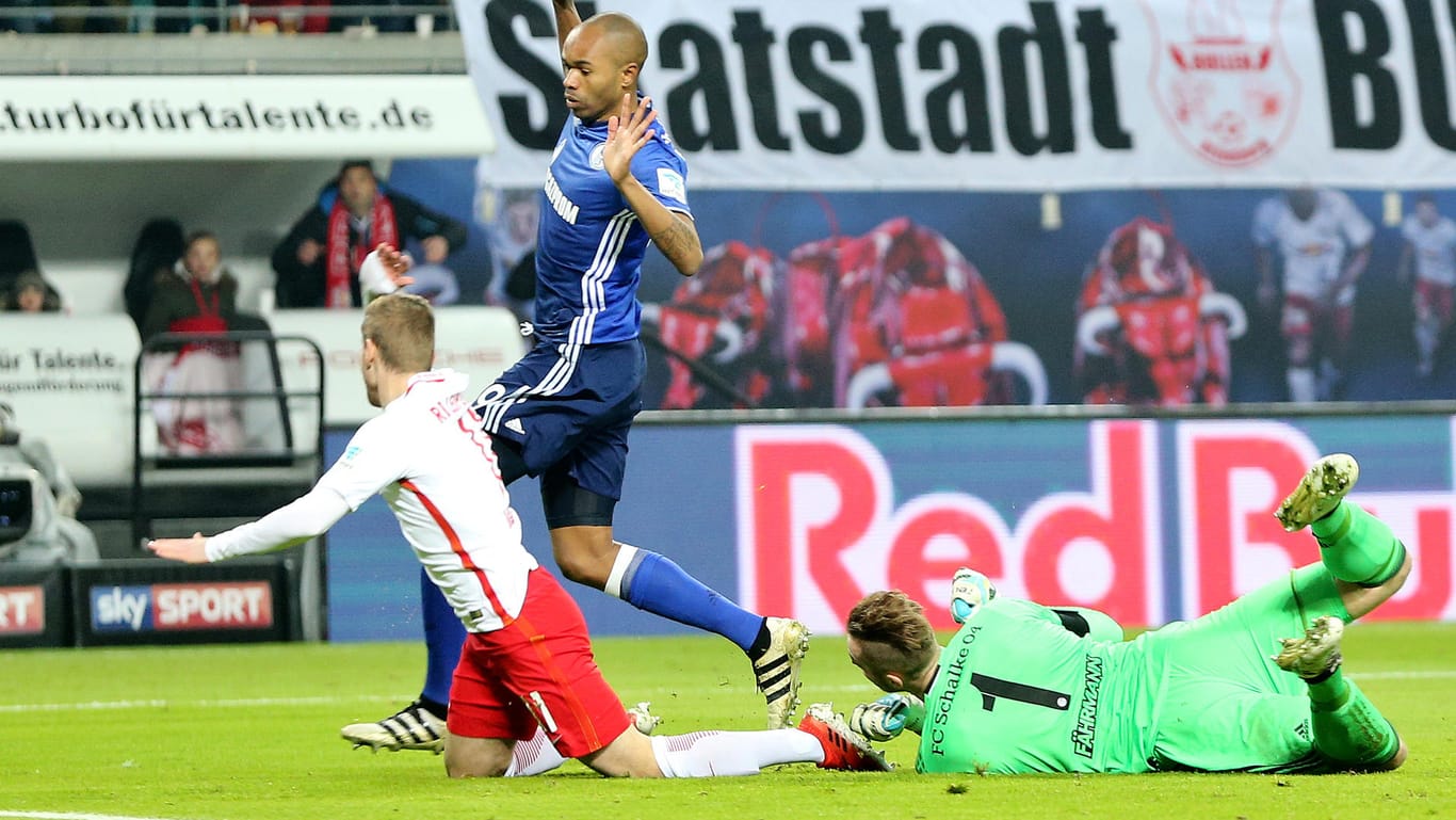Timo Werners (l.) Schwalbe im Dezember gegen Schalke gehörte zu den Aufregern der Bundesligasaison. In England könnte er für eine solche Aktion bald nachträglich gesperrt werden.