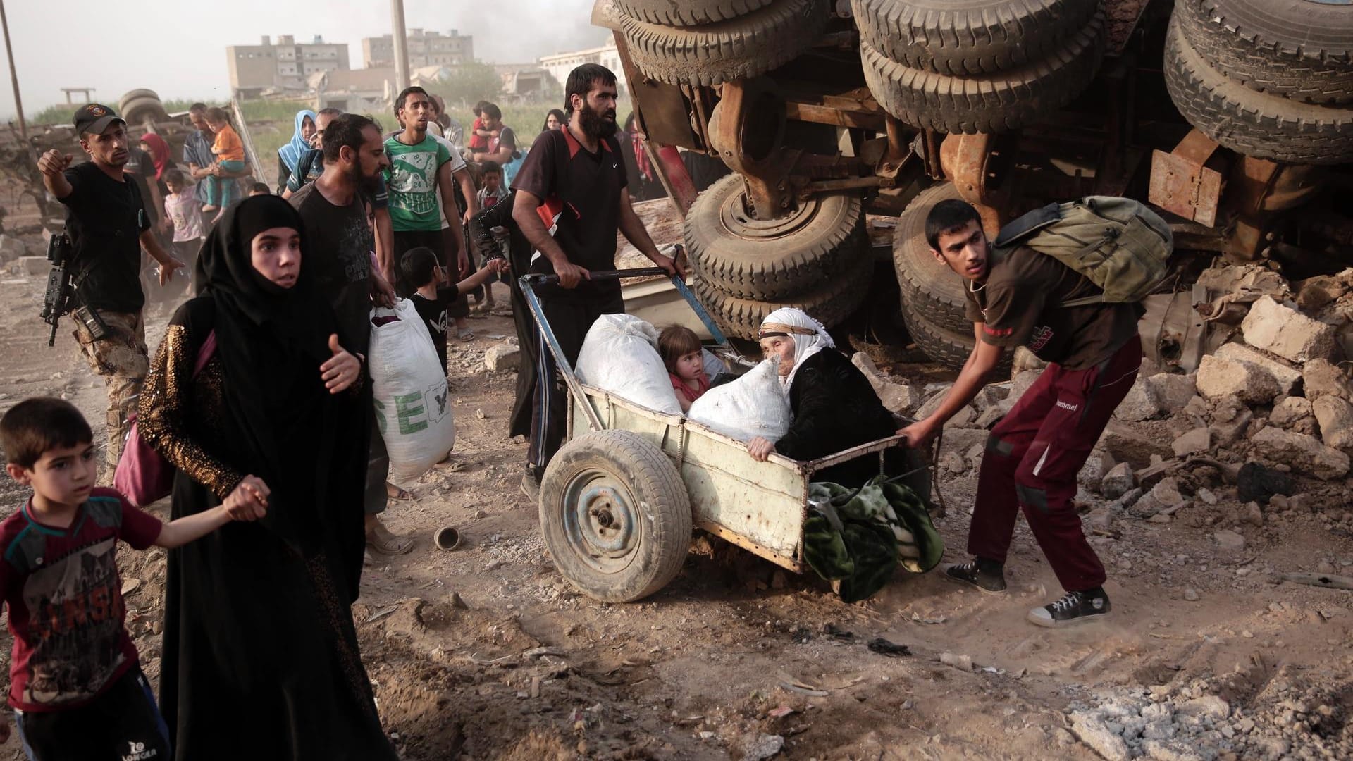 Die Lage in Syrien spitzt sich weiterhin zu. Immer mehr Menschen flüchten aus ihrer Heimat. Die Lage in Syrien spitzt sich weiterhin zu. Immer mehr Menschen flüchten aus ihrer Heimat.